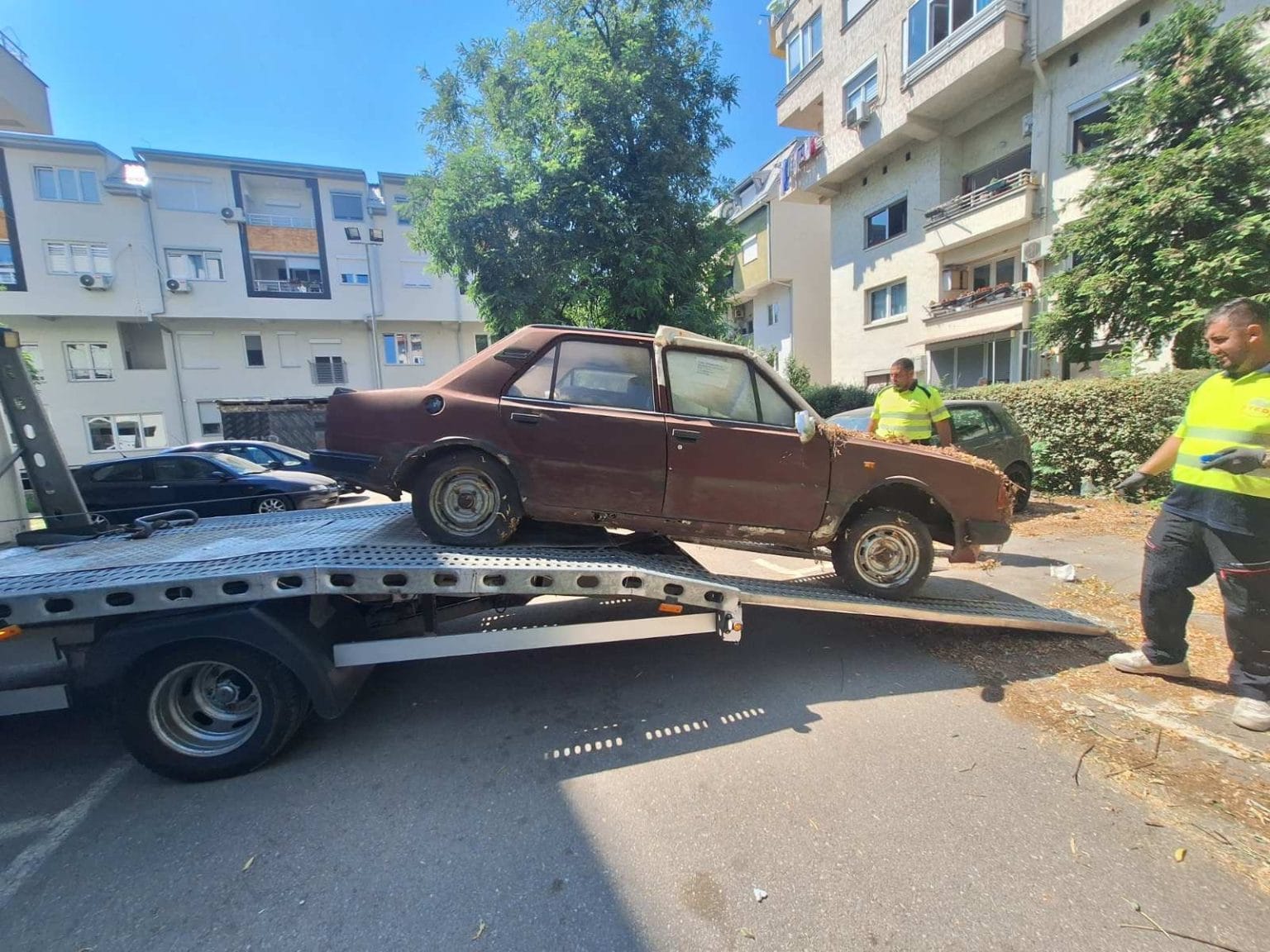 (ВИДЕО) Гази Баба започна акција за подигнување на стари отпадни возила