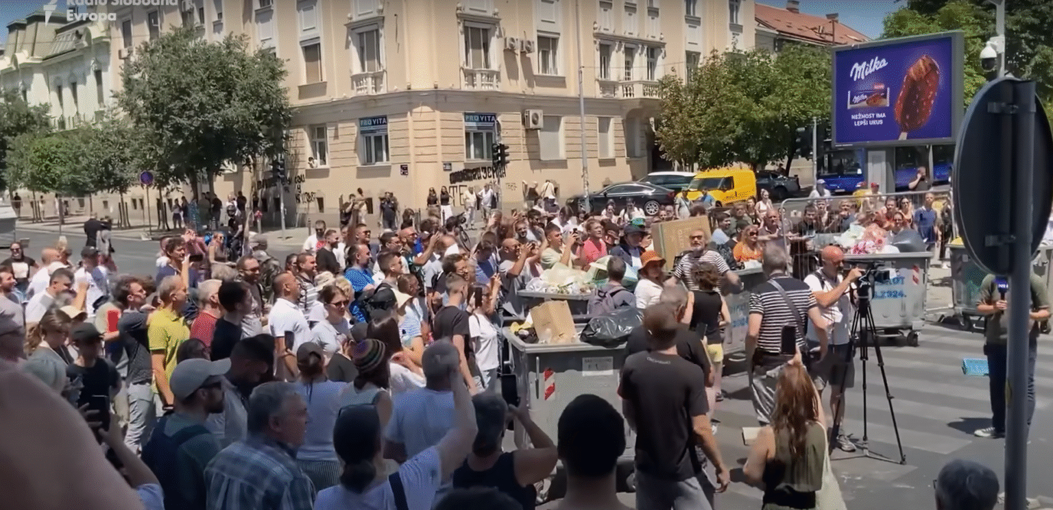 ЕУ со осуда за омразата и насилството во Србија и повика на смирување на ситуацијата