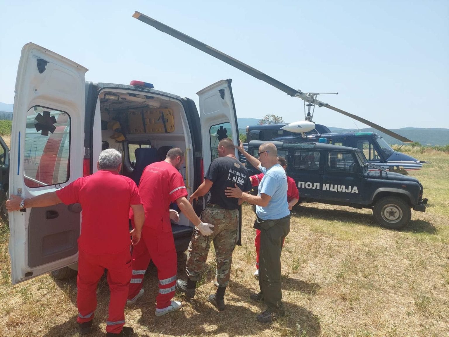 Полицајци со хеликоптер спасувале војник кој се повредил на пожар