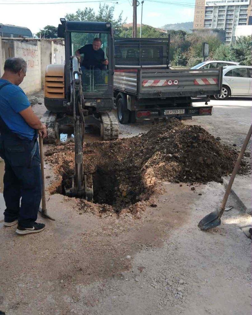 (ВИДЕО): Екипи на ЈП „Водовод и канализација“ и денеска на терен за одржување на канализационата мрежа