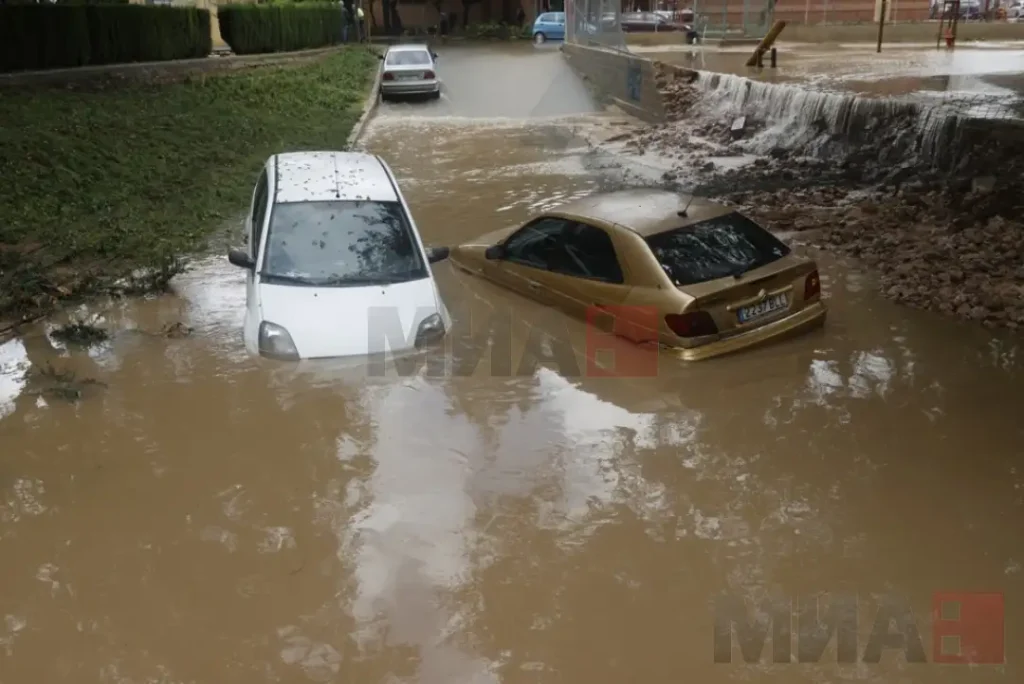Големи поплави во Шпанија, улиците се претворени во реки