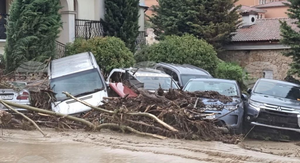 (Видео) Три лица загинаа во страшни поплави во бугарското одморалиште Елените