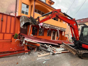 Општина Центар отстрани дивоградба што го блокираше тротоарот