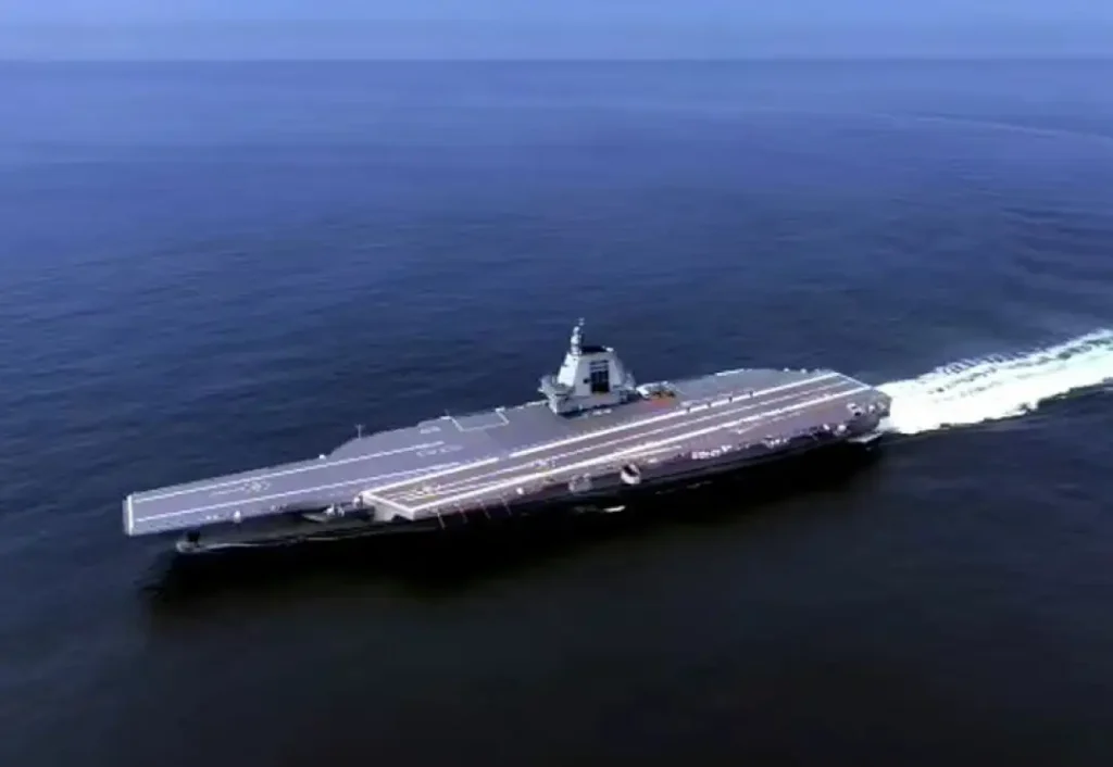 Кина пушти во употреба нов носач на авиони демонстрирајќи воена моќ