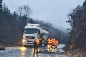 Расчистување на одрони на делницата Делчево – Македонска Каменица