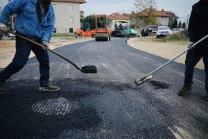 Се асфалтираат улици во Визбегово