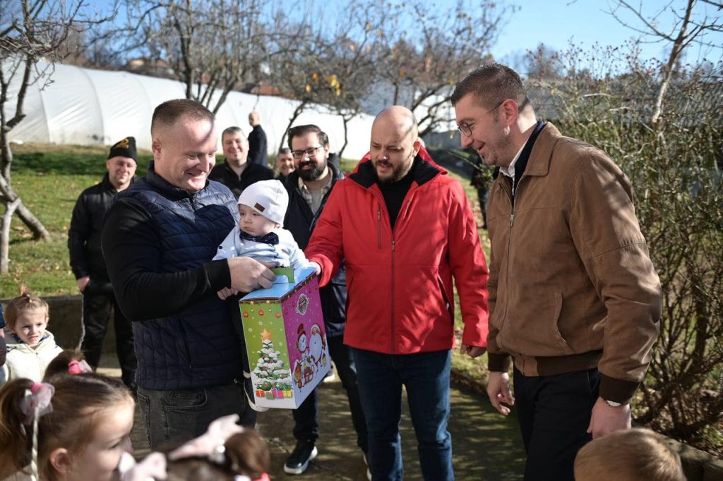 Дечињата од Радишани, Љубанци и Љуботен добија новогодишни пакетчиња од Мицкоски и Костовски