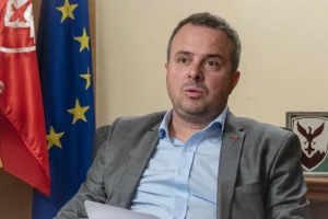 Герасимовски делеше новогодишни пакетчиња во клиниката за детски болести