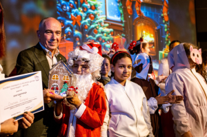 Учениците на „Кочо Рацин“ ја разубавија битолската „Зимска приказна“ со новогодишна приредба