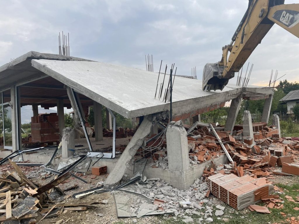 Гази Баба утрово рушеше дивоградба во скопско Инџиково