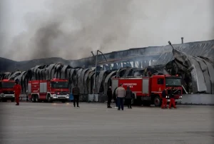 Уапсени 3 лица, меѓу кои и сопственикот на фабриката што изгоре во Грција, а животот го изгубија 5 работнички