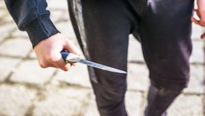 27-годишник приведен по напад врз родителите со ладно оружје