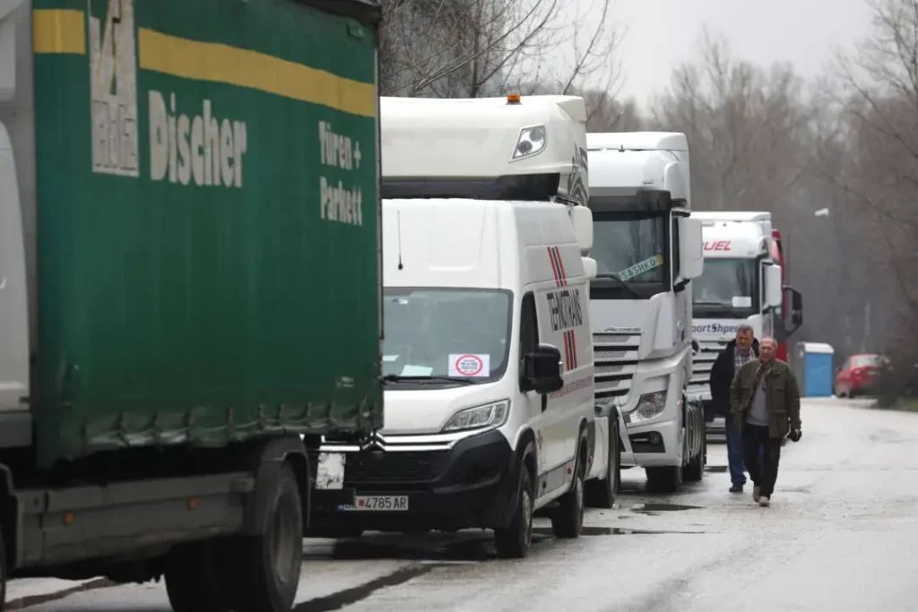 Камионџиите од Босна и Србија продолжуваат со протестите и блокадите на граници