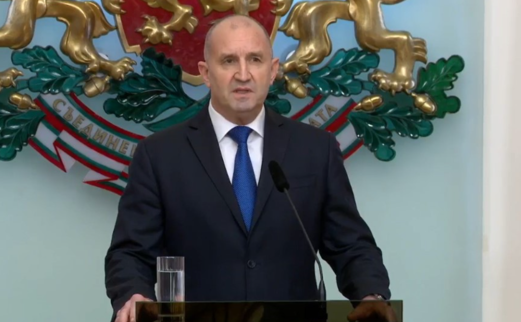 Нов удар за Радев: Втор месец по ред опаѓа довербата во Владата