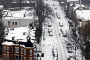Опасна зимска бура во САД, половина од сојузните држави прогласија вонредна состојба
