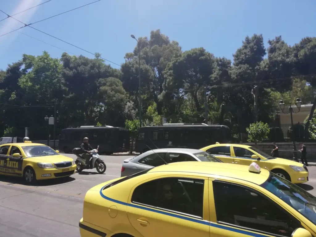 Нови блокади во Солун и Атина, штрајкуваат таксистите