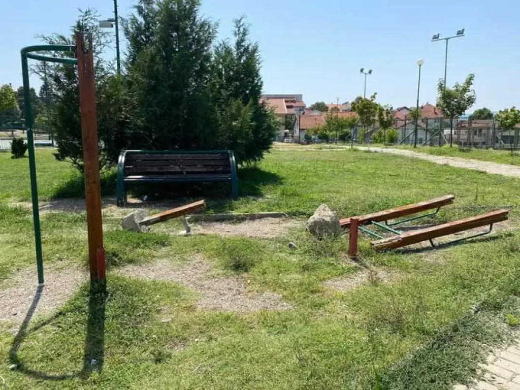 Добро е што се поправаат спортските терени, но се е џабе ако здивените скопјани пак на нив вежбаат уништување