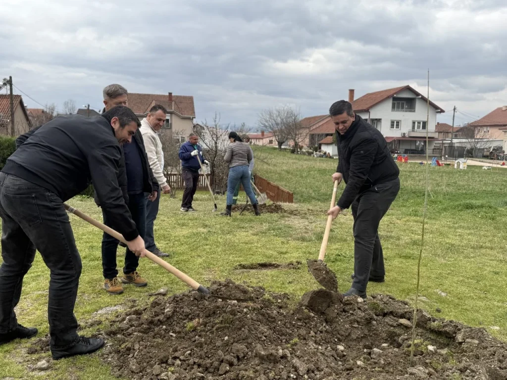 Пролетна акција во Општина Илинден – се садат нови дрвја и се уредуваат јавните површини