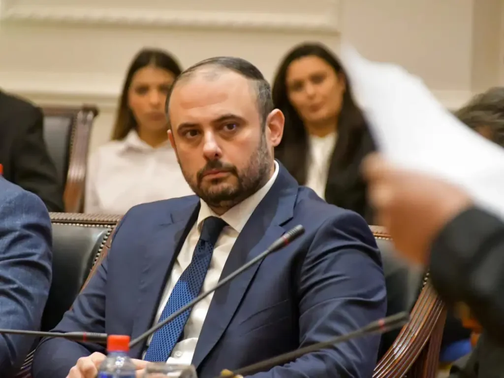 Орце Ѓорѓиевски најави можна забрана за мобилни телефони и во средните училишта
