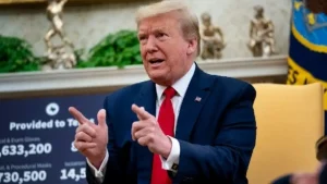 Трамп вели дека ги полнат бродовите со најсовремено оружје, во случај преговорите да не успеат