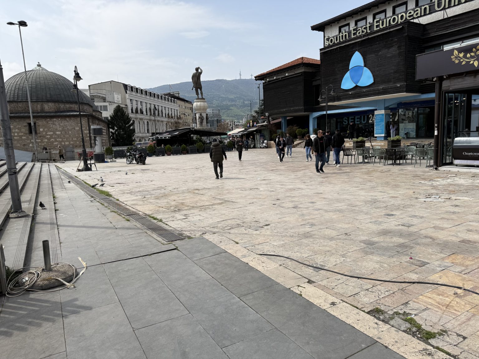 Синоќа отстранети импровизираните тезги на влезот на Старата скопска чаршија
