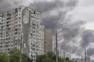 Седум лица загинале, а 45 се повредени во синоќешните руски напади на Украина
