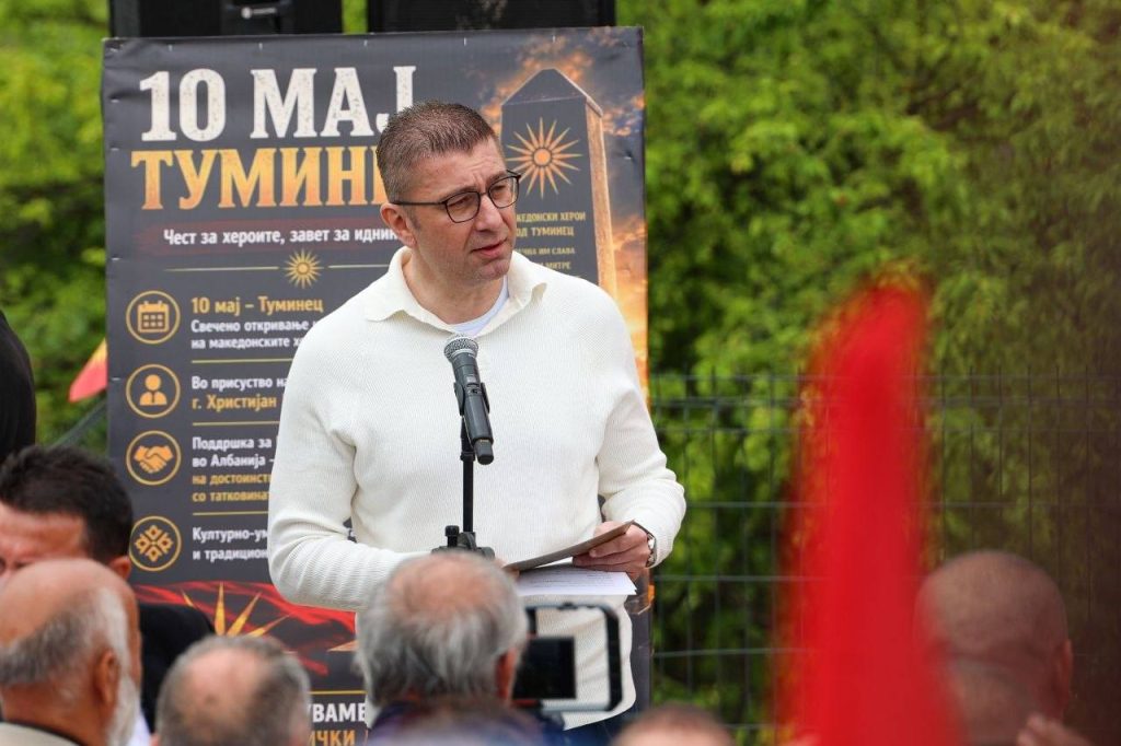 Средба на Мицкоски со Македонците во Албанија: Пораки за единство и поддршка