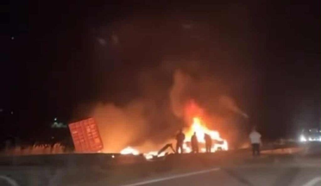 Четири лица загинаа во страотна несреќа на скопската обиколница