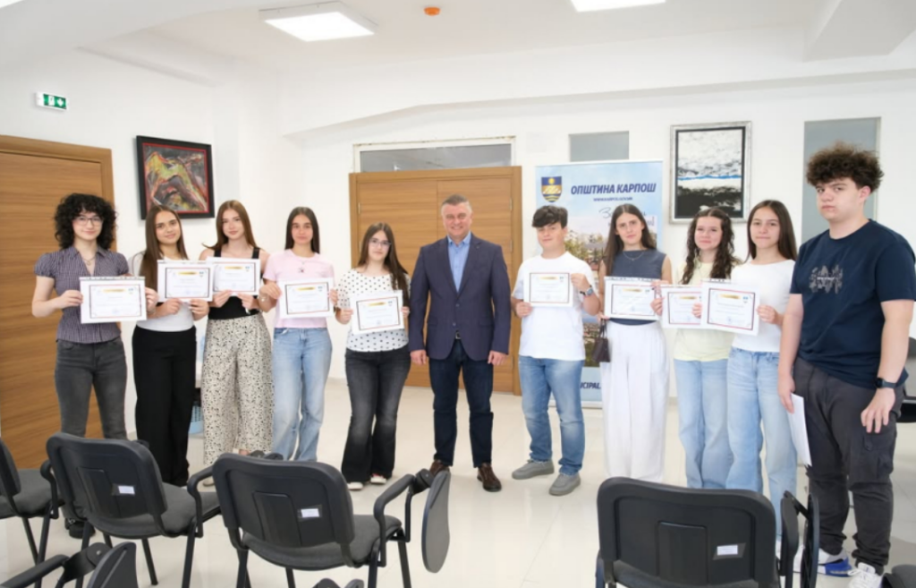 Најдобрите ученици од Карпош добија парични награди и летување во Грција