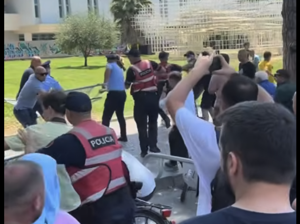 Насилни судири на протестите во Албанија, повредени полицајци и приведени демонстранти