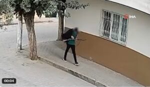 Вооружен напад пред средно училиште во Турција, осуммина повредени