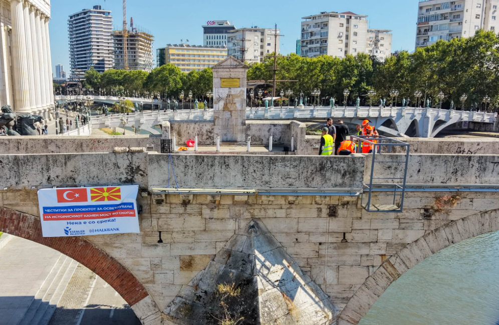 Камениот мост во Скопје добива нов сјај, започна поставувањето на архитектонско осветлување