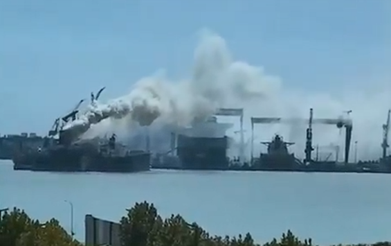 (ВИДЕО) Најмалку 25 загинати во пожар на товарен брод во Кина