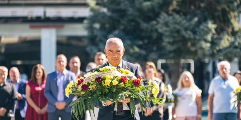Битола го одбележа Денот на независноста со положување цвеќе пред споменикот на НОАВМ