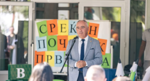 Коњановски со битолските првачиња на првиот училишен ден