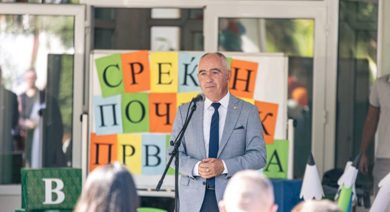 Коњановски со битолските првачиња на првиот училишен ден