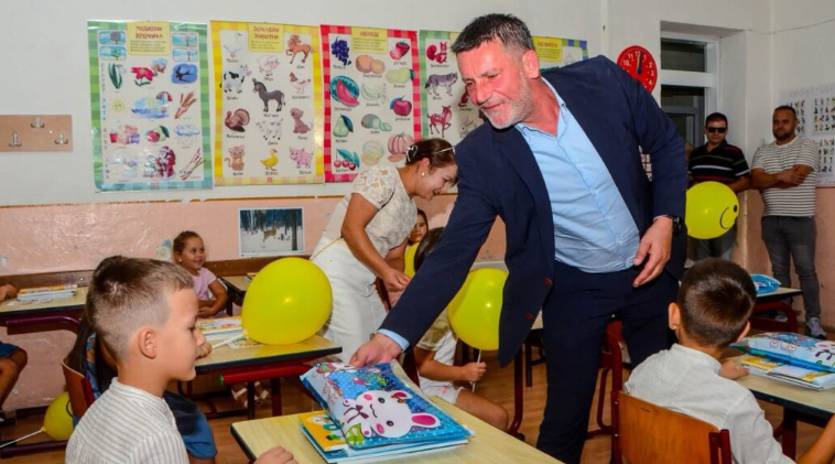 Среќен почеток на новата учебна година за сите ученици во Пробиштип, кажа Тоневски