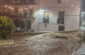 Две жртви во катастрофалните поплави во Шпанија, војската на терен