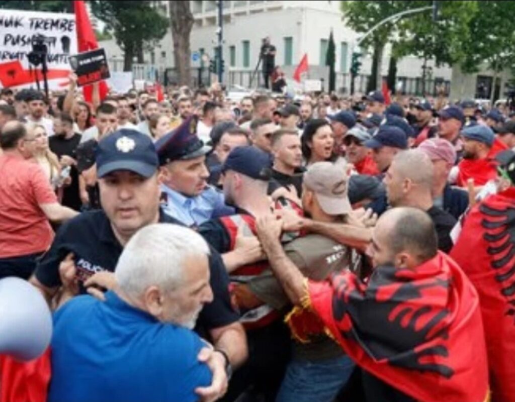 Протестите во Албанија продолжуваат седми ден, демонстрантите бараат оставка од Рама