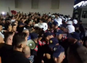 Насилни студентски протести во Тирана, полицијата употреби водни топови и солзавец
