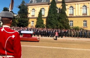 (Видео) Со воен авион и свечена поворка: Софија ги пречека останките на цар Самуил