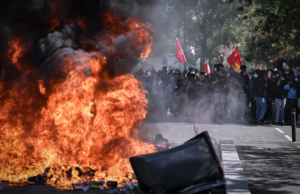 Тинејџер останал без дланка во судирите на ученичките протести со полицијата во Франција