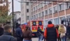 Тринаесетгодишник со нож нападна наставник и ученик во училиште во Романија
