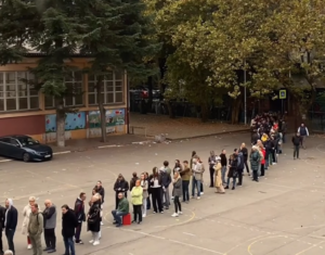 Огромни редици пред гласачките места во Србија уште пред нивното отворање