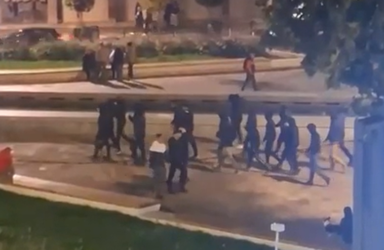 (Видео) Тензии во Белград: Групи лица со качулки се собираат во Пионирскиот парк