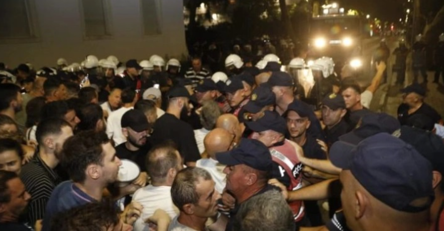 Тензии во Тирана: Продолжија судирите меѓу демонстрантите и полицијата, има приведени