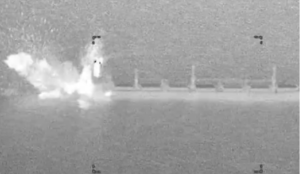 Американските сили погодиле товарен брод во Оманскиот Залив по обид за пробивање на блокадата кон Иран