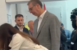 (Видео) Вучиќ чекаше речиси два часа во редица за да гласа на изборите во Србија